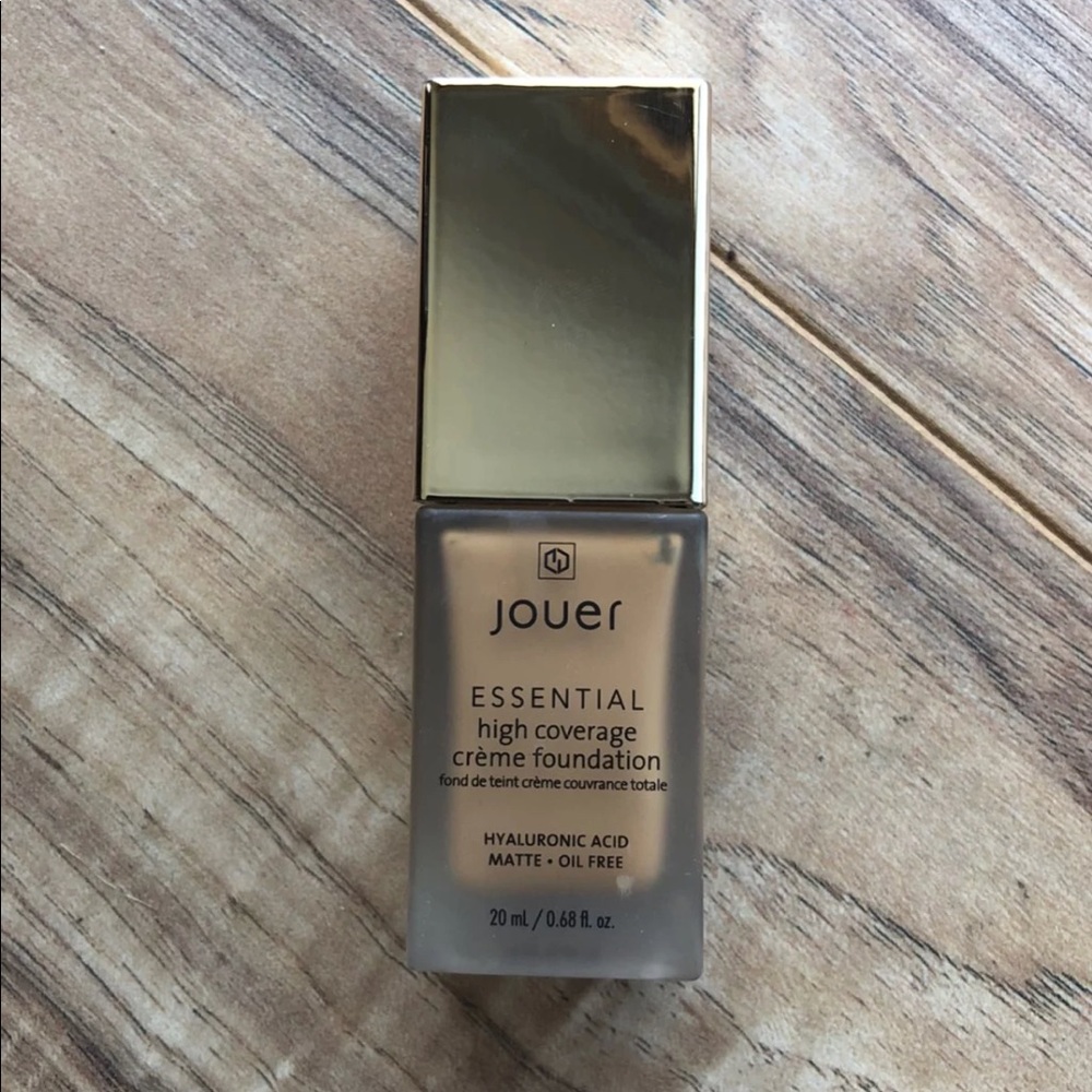 Jouer Essential Foundation in Caramel